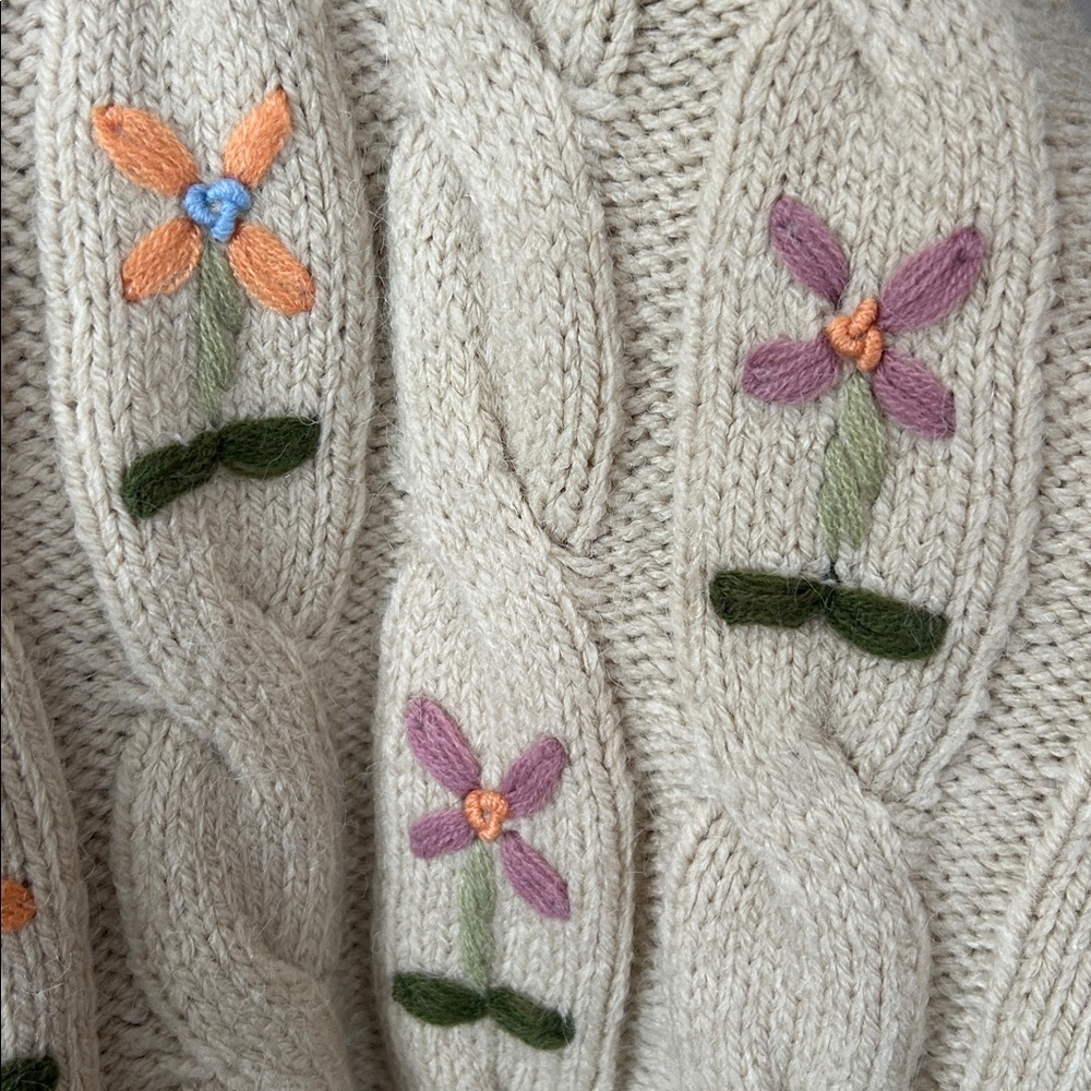 In Loom Chunky Cable Knit Floral Flower Embroidered Sweater Size Large‎ - Picture 3 of 7